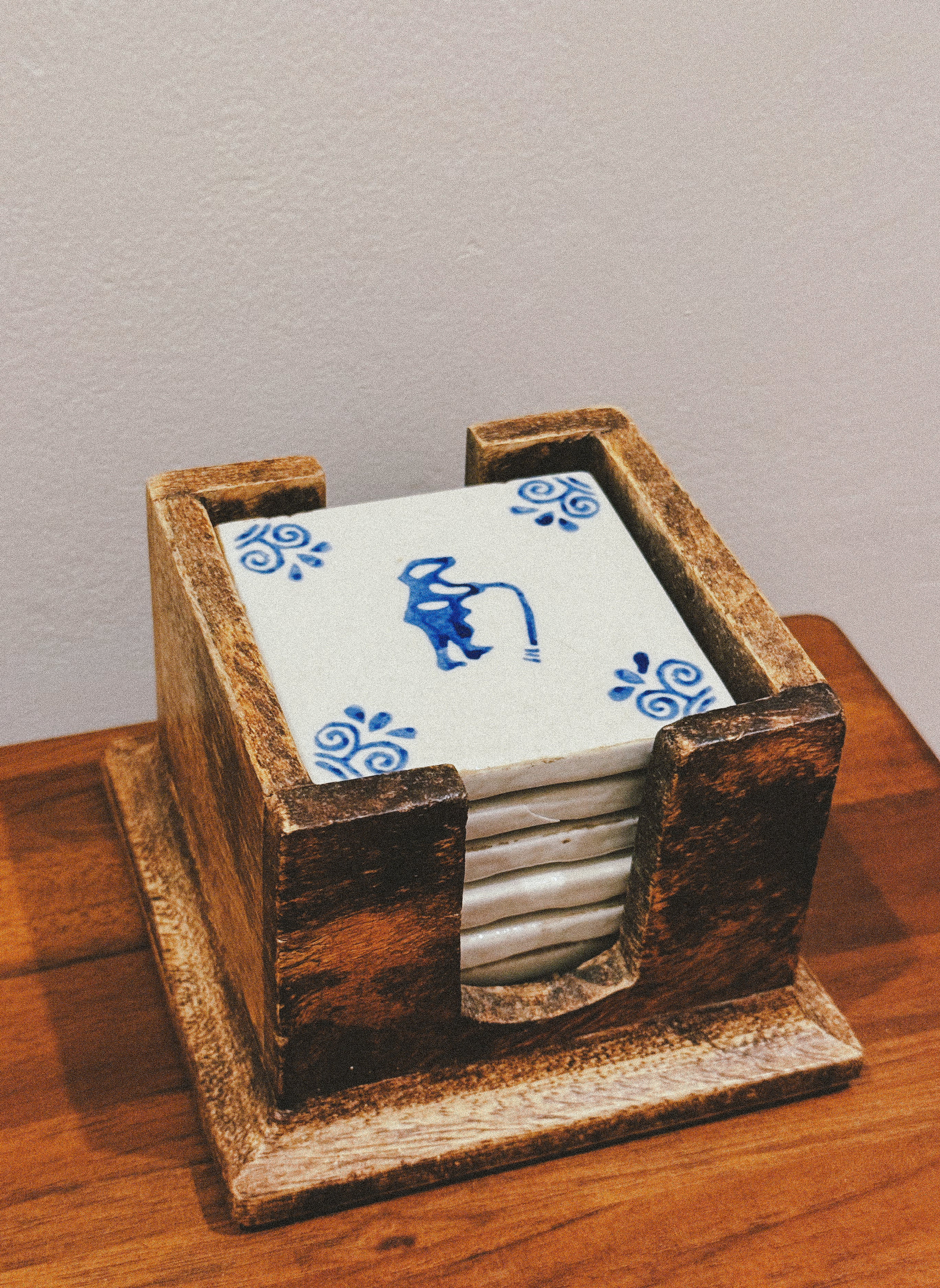 Base para copos em faiança com suporte em madeira, Portugal, séc. XX