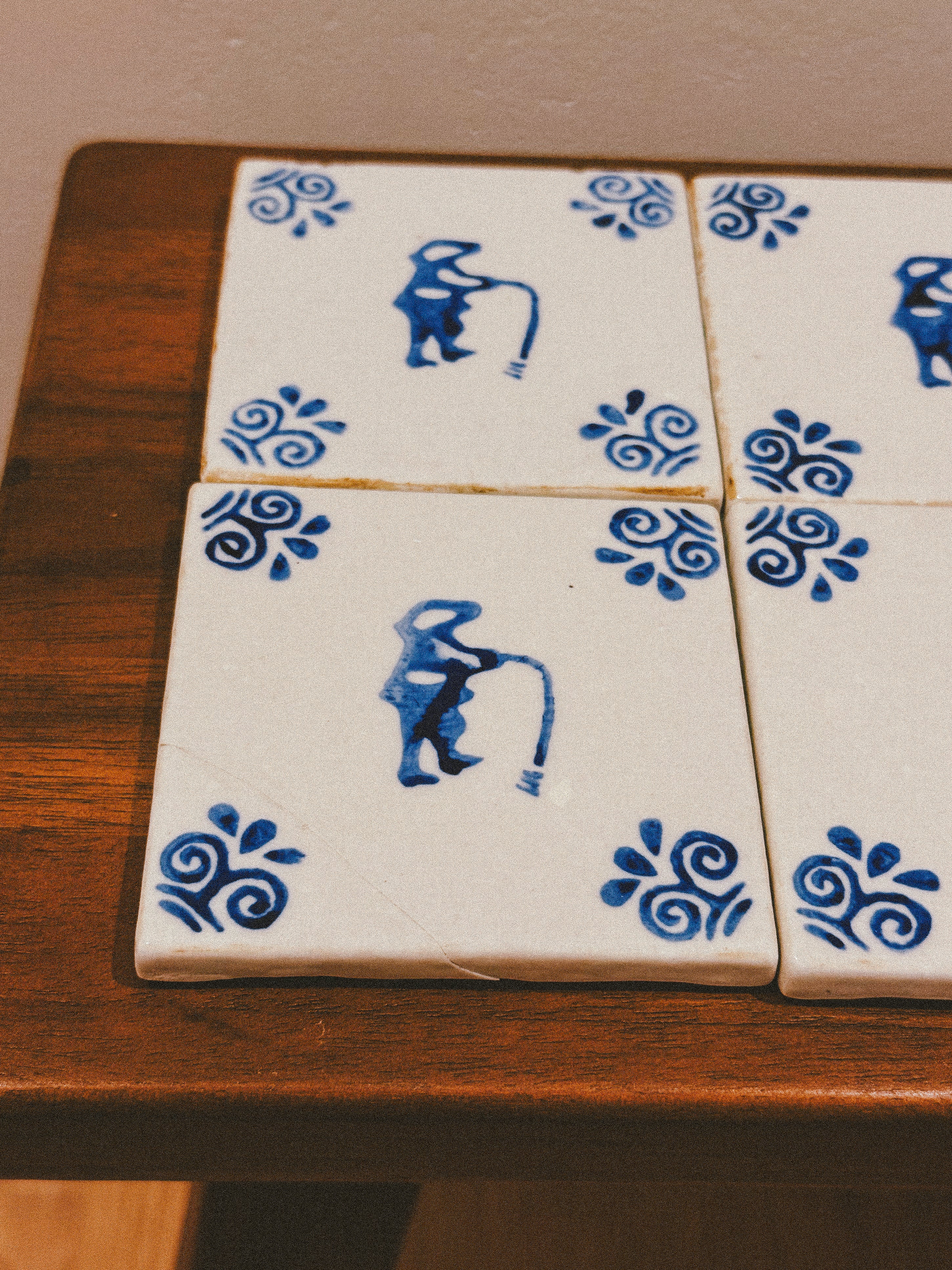 Base para copos em faiança com suporte em madeira, Portugal, séc. XX