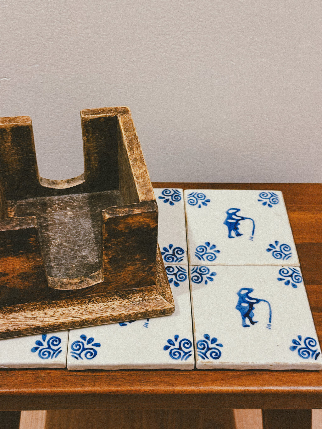 Base para copos em faiança com suporte em madeira, Portugal, séc. XX