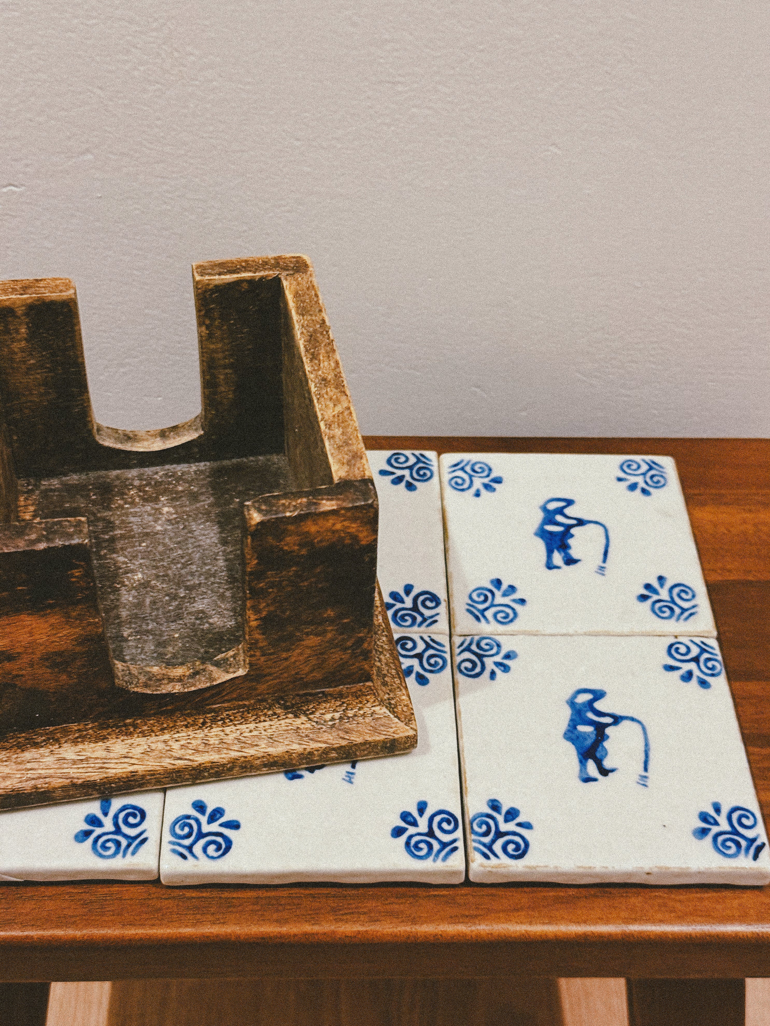 Base para copos em faiança com suporte em madeira, Portugal, séc. XX