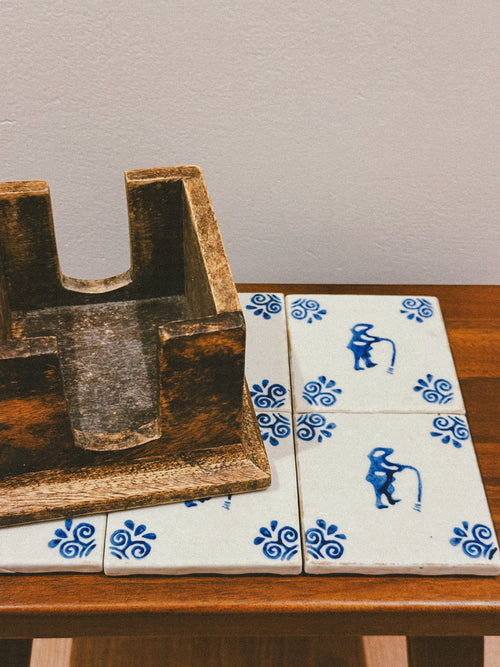 Base para copos em faiança com suporte em madeira, Portugal, séc. XX
