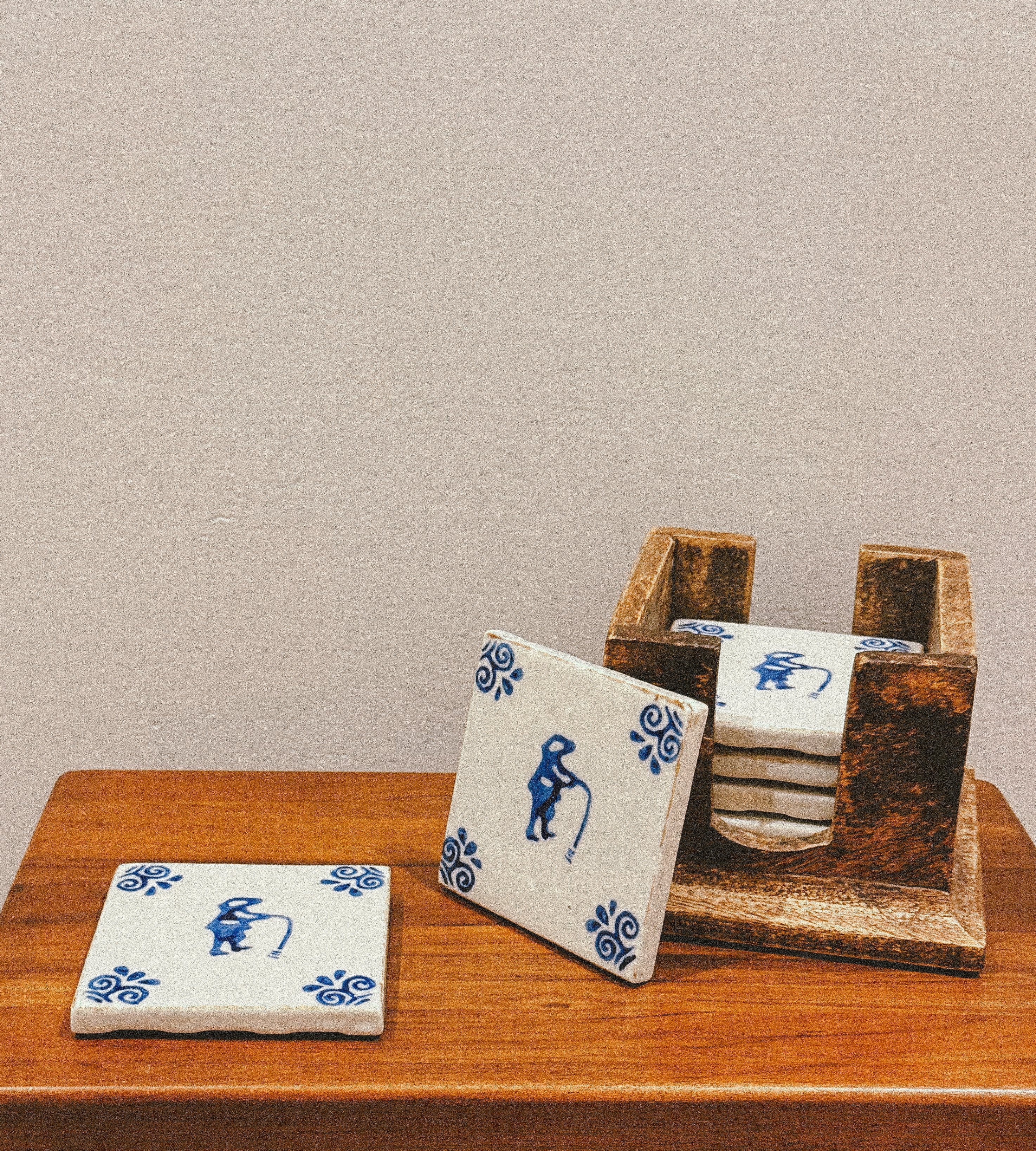 Base para copos em faiança com suporte em madeira, Portugal, séc. XX