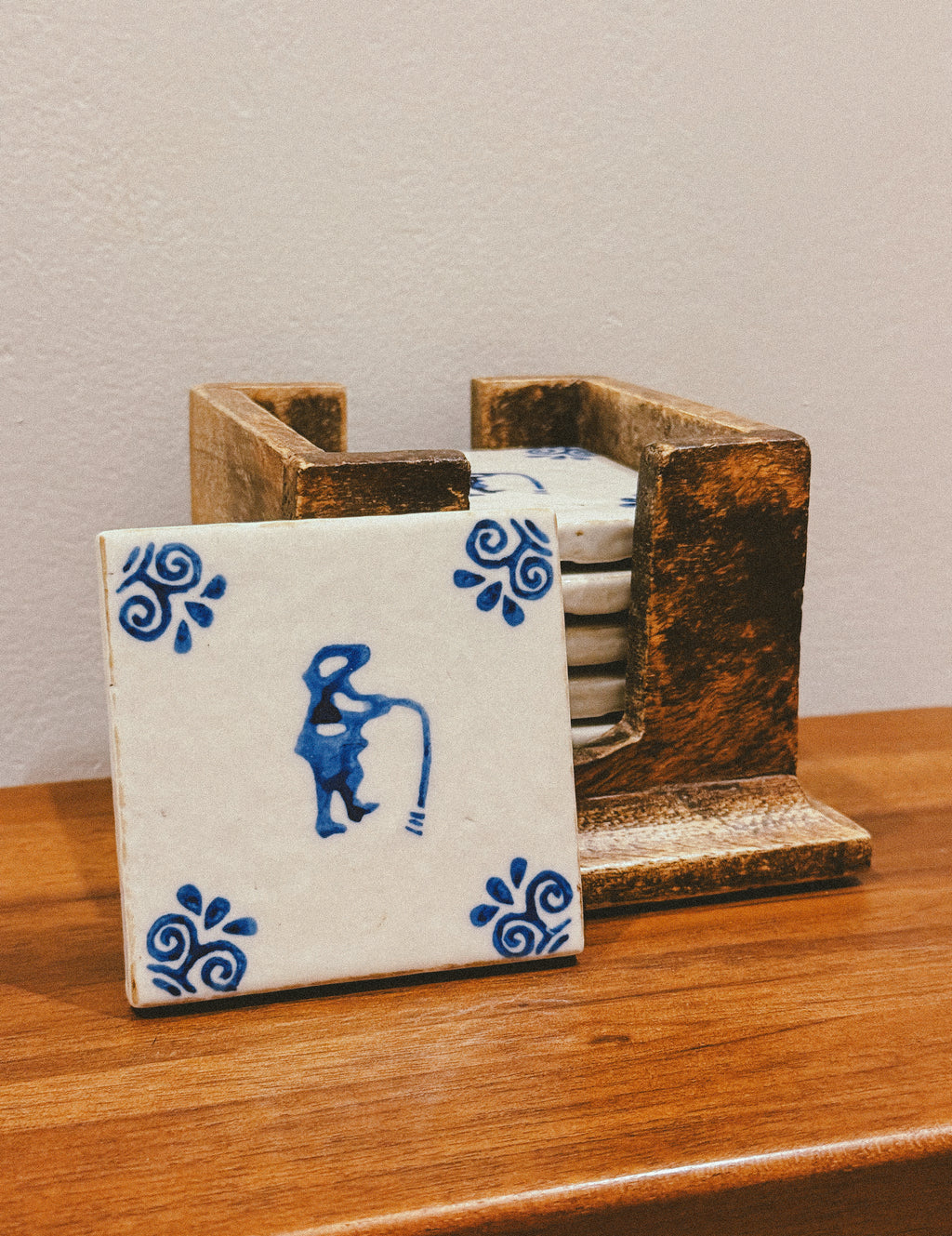 Base para copos em faiança com suporte em madeira, Portugal, séc. XX