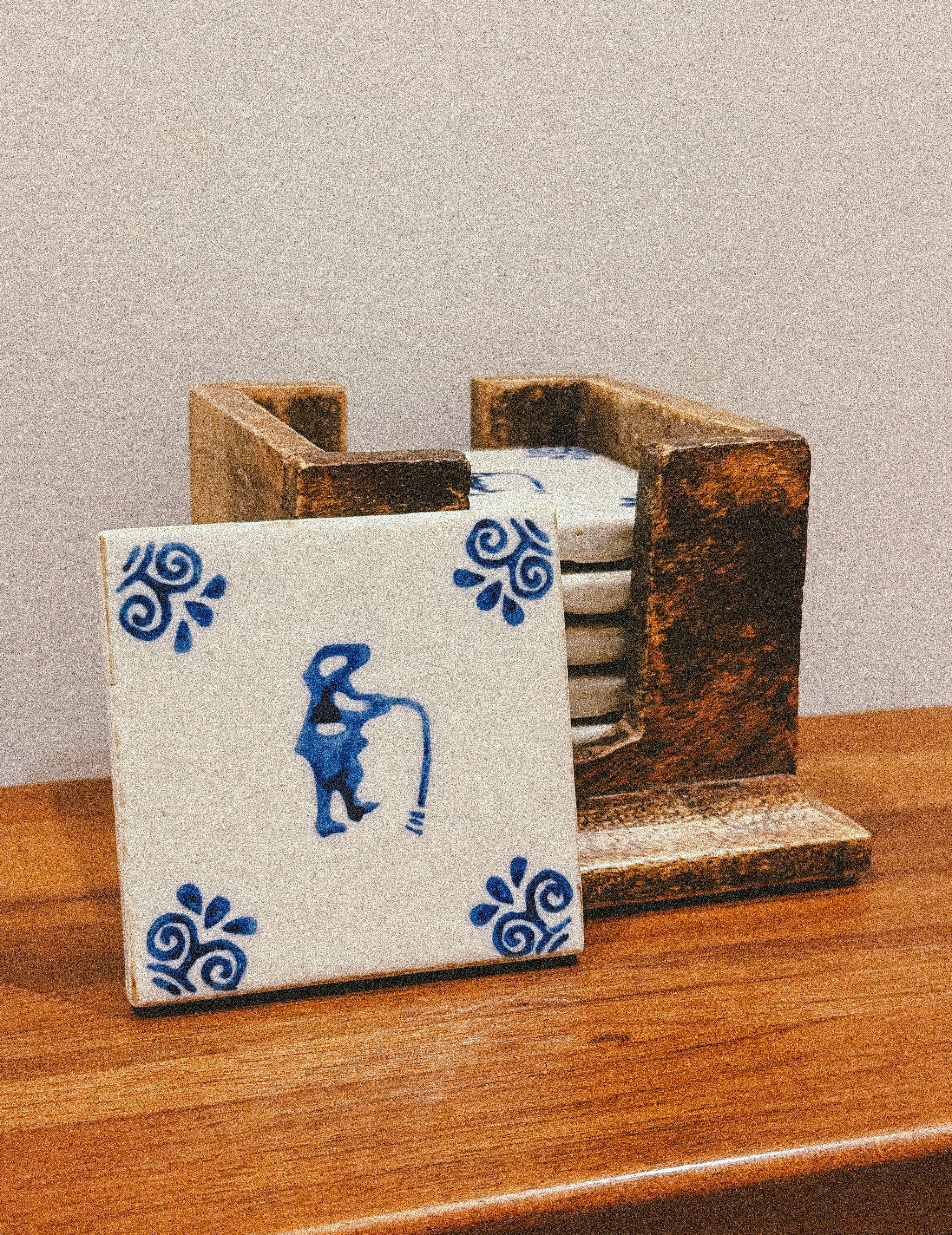 Base para copos em faiança com suporte em madeira, Portugal, séc. XX