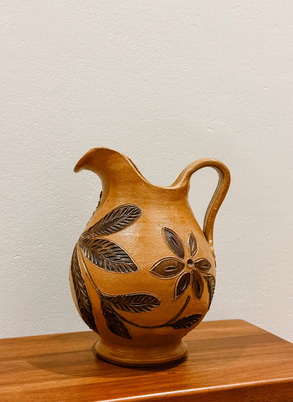 Jarro em cerâmica vidrada com decoração floral, Portugal, séc. XX