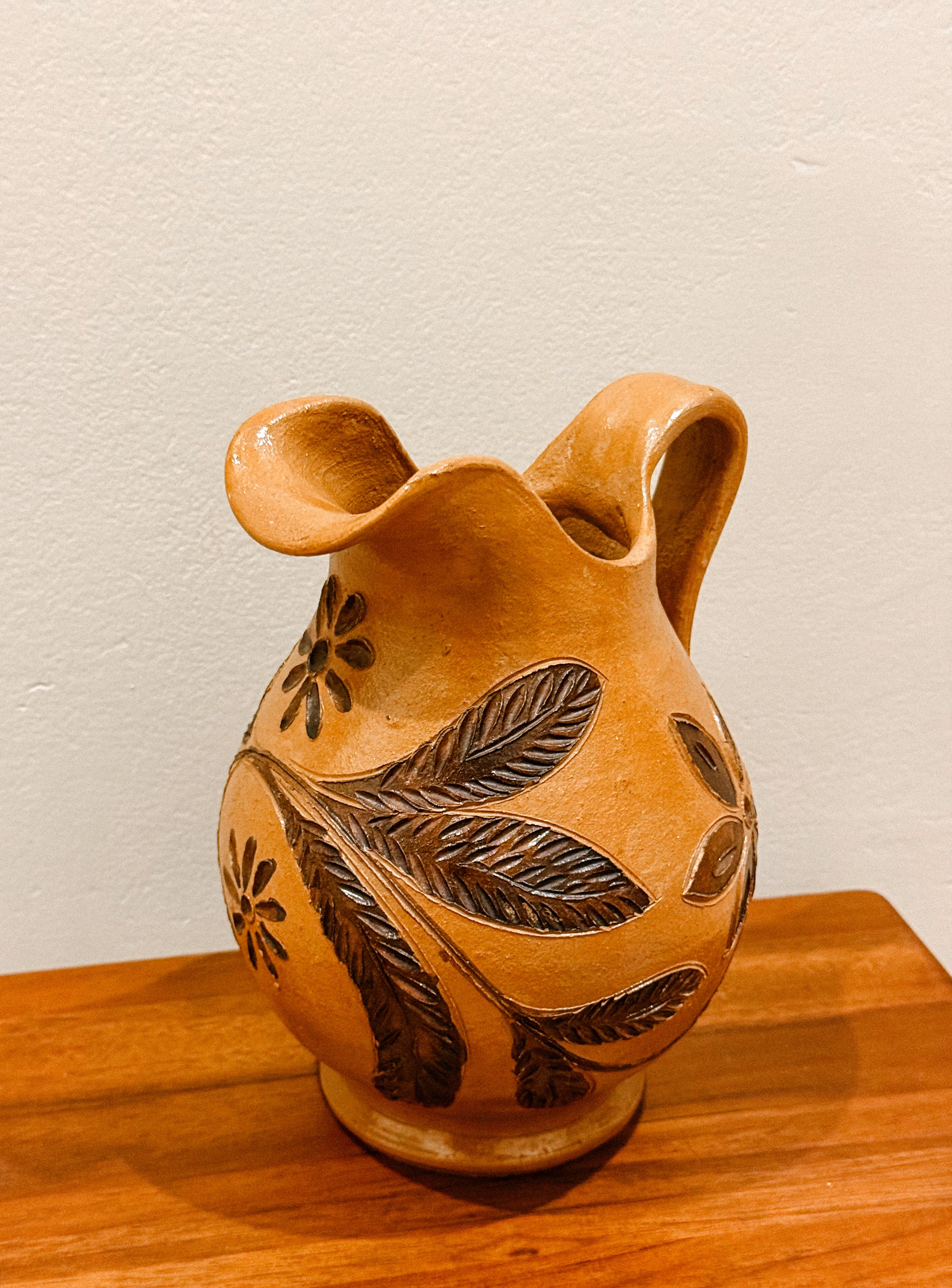 Jarro em cerâmica vidrada com decoração floral, Portugal, séc. XX