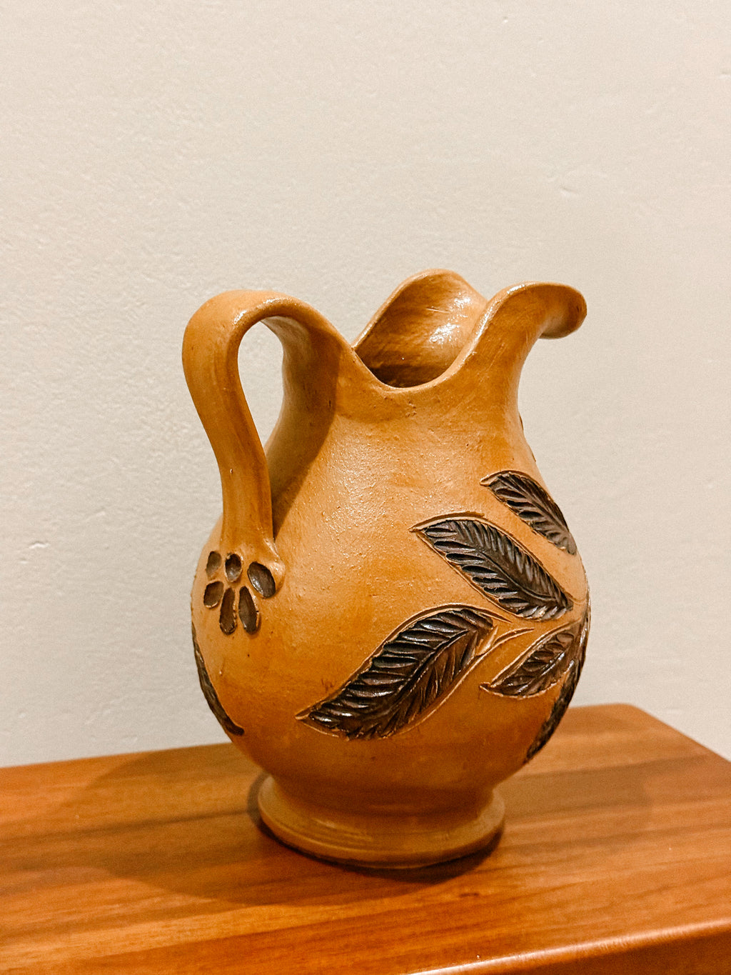 Jarro em cerâmica vidrada com decoração floral, Portugal, séc. XX