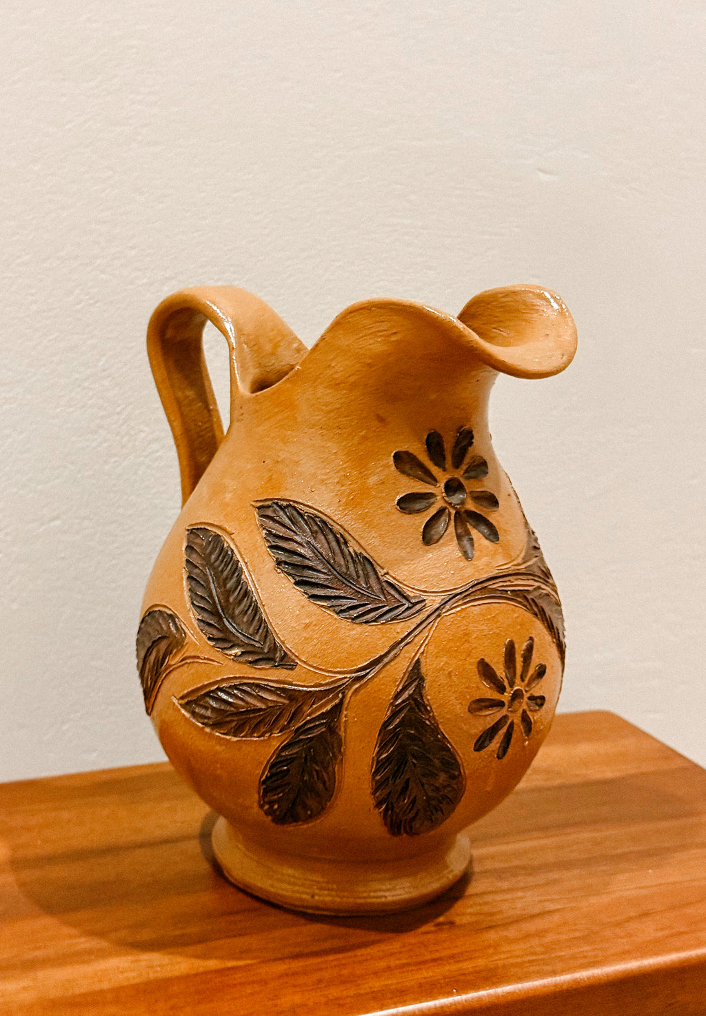 Jarro em cerâmica vidrada com decoração floral, Portugal, séc. XX