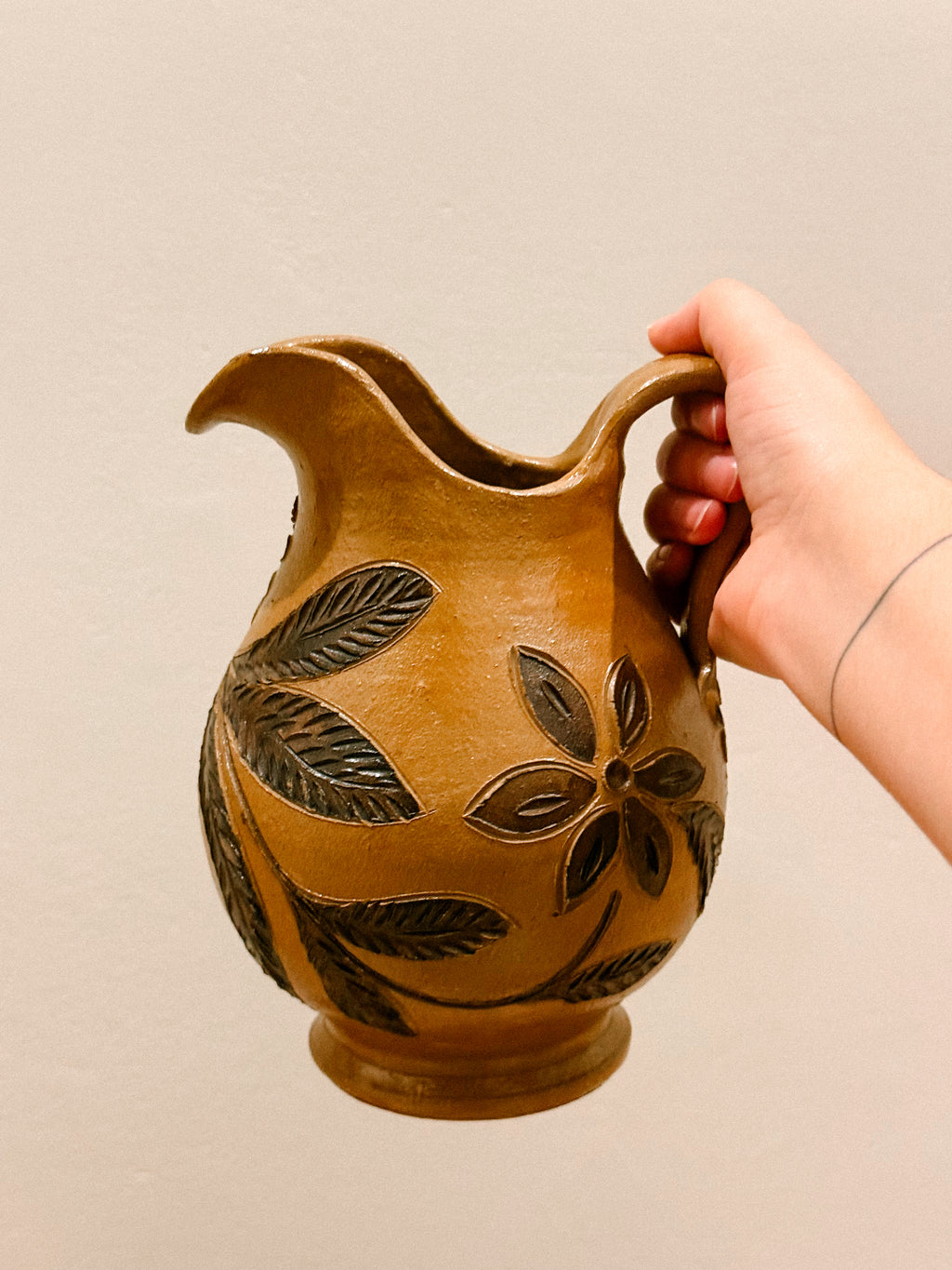 Jarro em cerâmica vidrada com decoração floral, Portugal, séc. XX