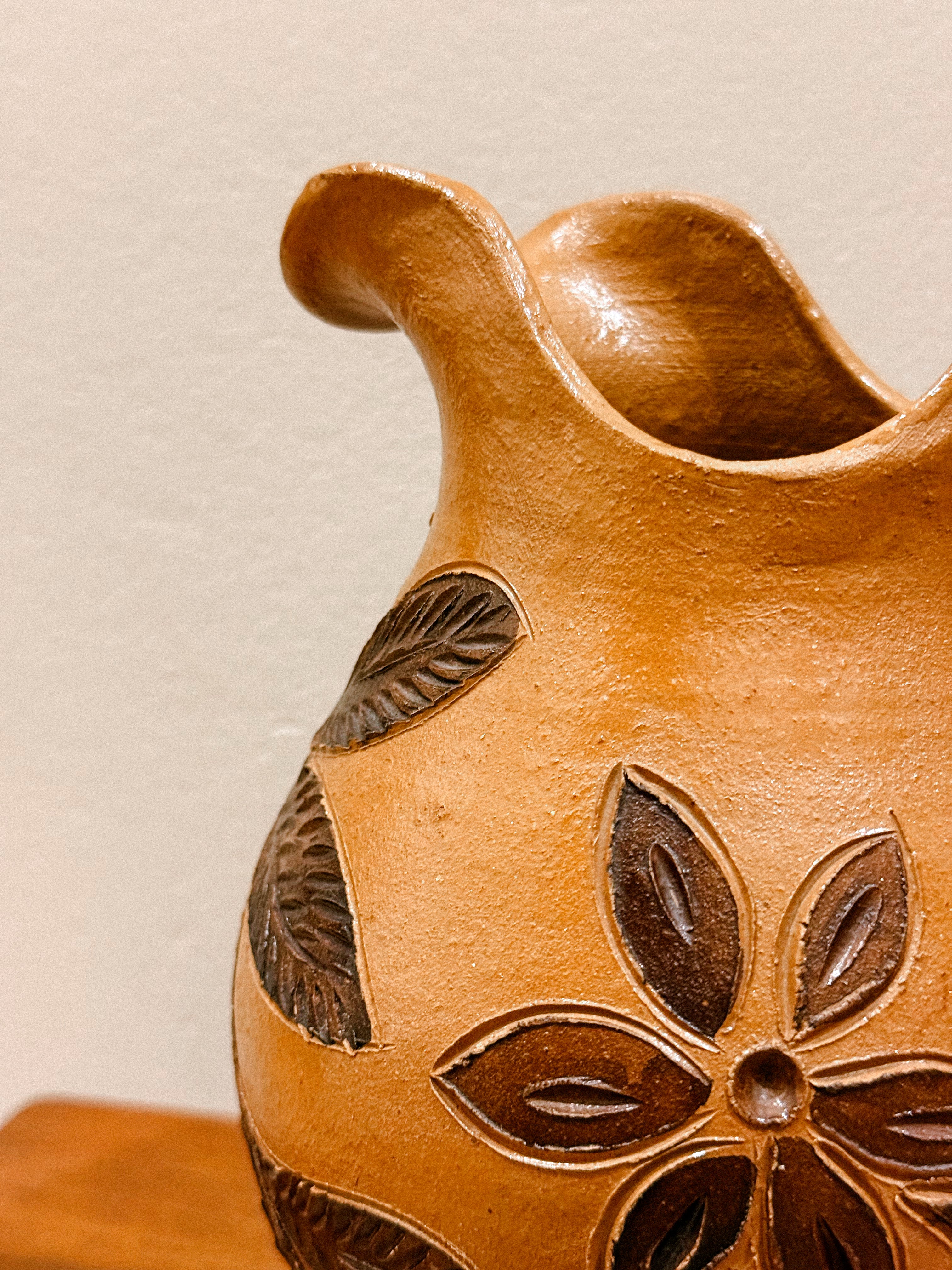 Jarro em cerâmica vidrada com decoração floral, Portugal, séc. XX