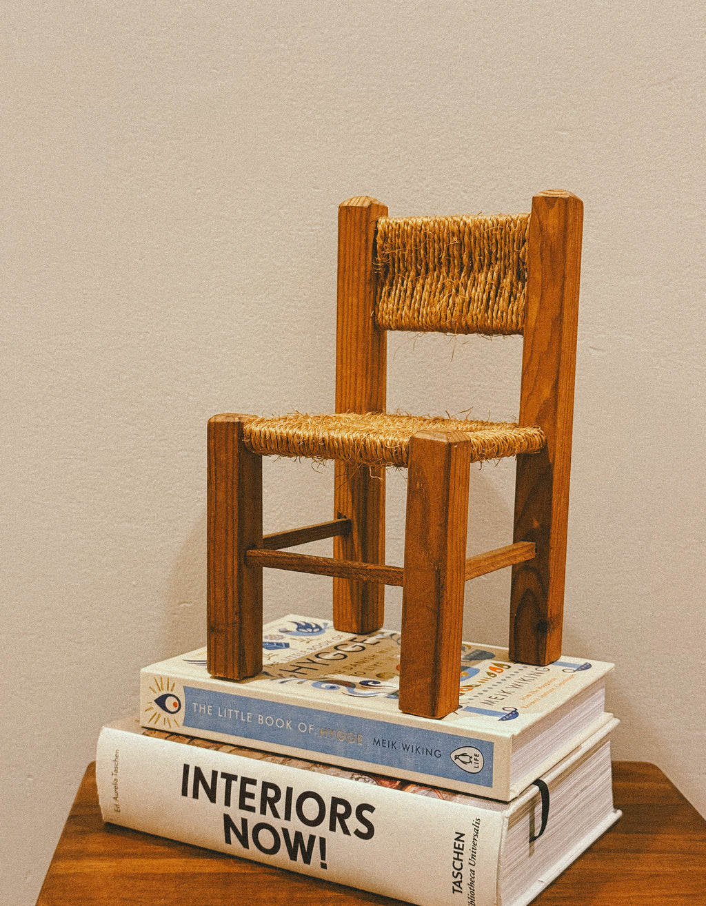 Cadeira decorativa em miniatura, madeira e fibra natural, séc. XX