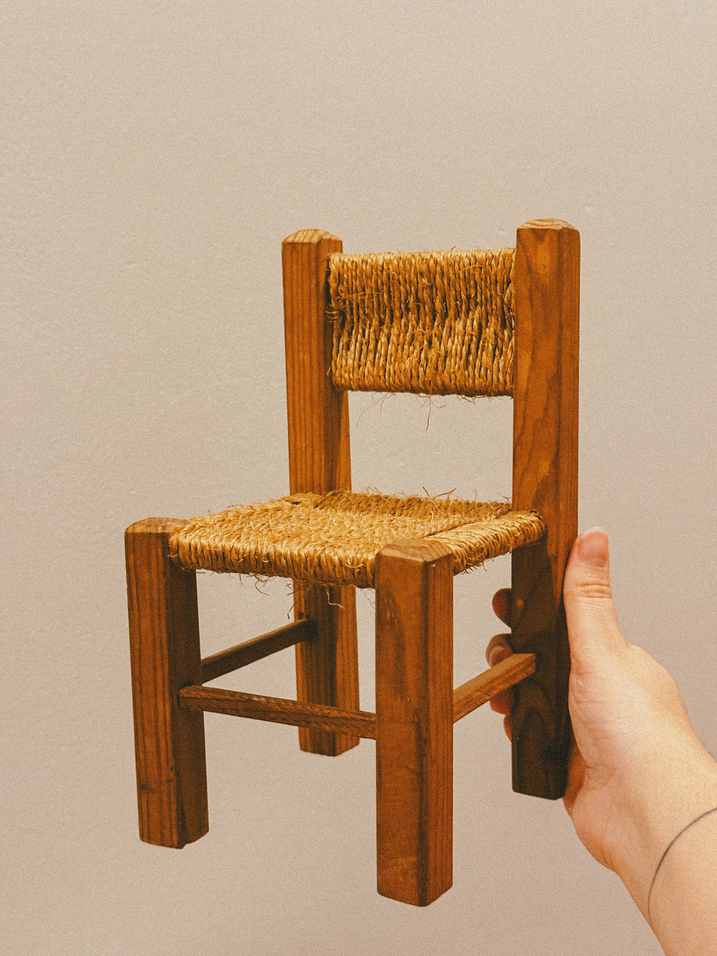 Cadeira decorativa em miniatura, madeira e fibra natural, séc. XX