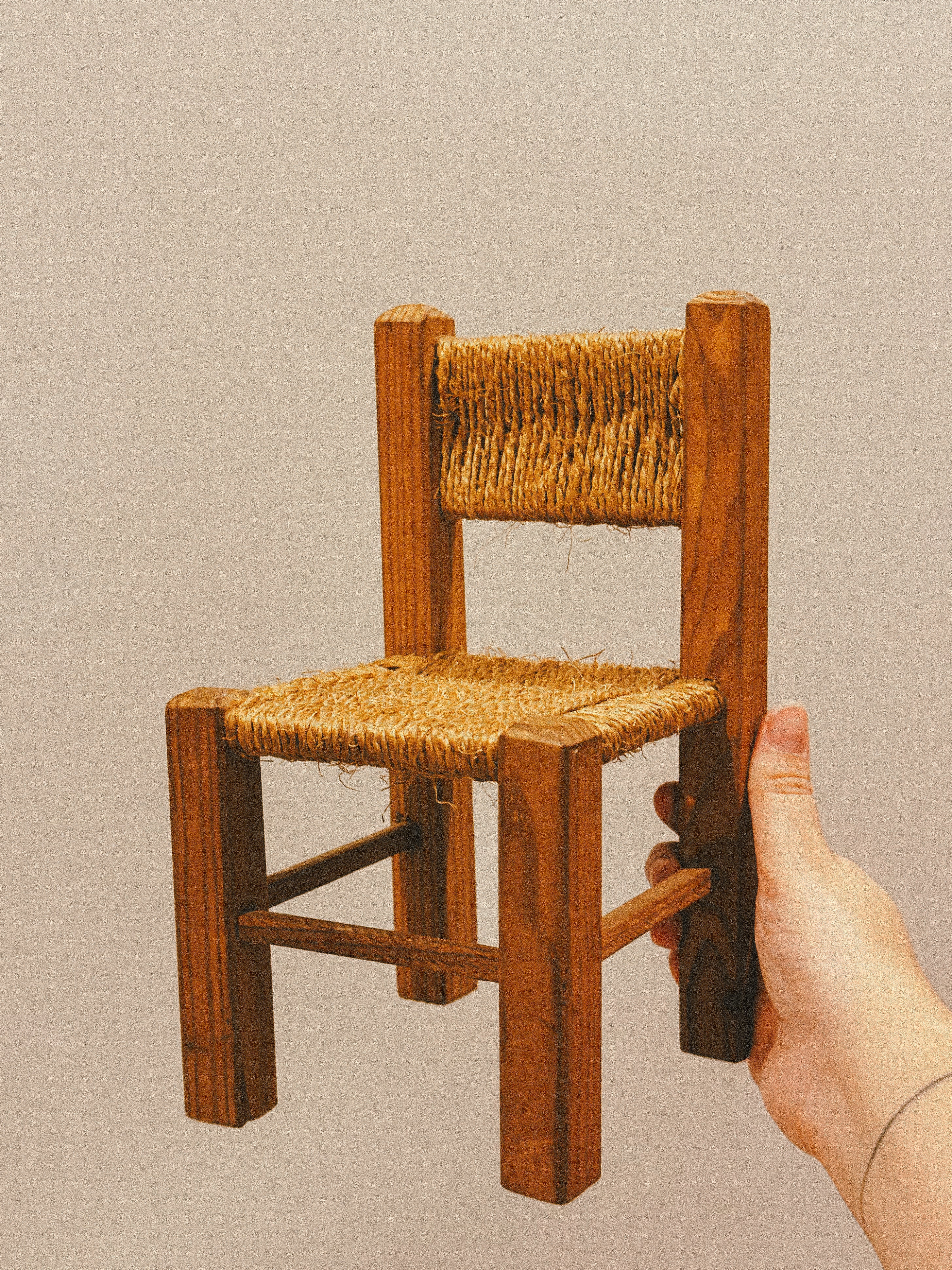 Cadeira decorativa em miniatura, madeira e fibra natural, séc. XX