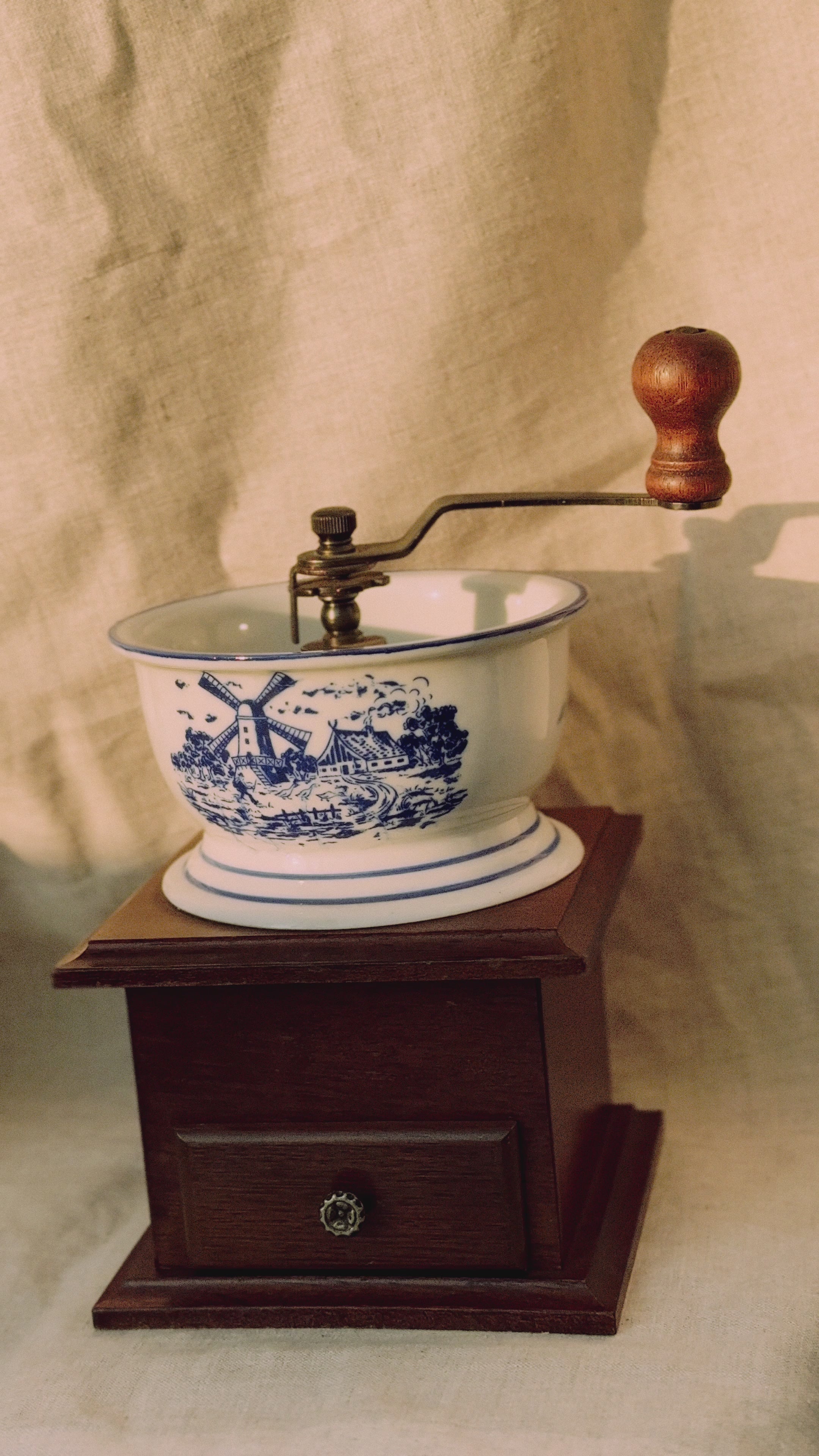 HN020 | Vintage coffee grinder, Delft style (Netherlands)
